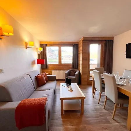Holiday home Skis Et Piscine 2100 M